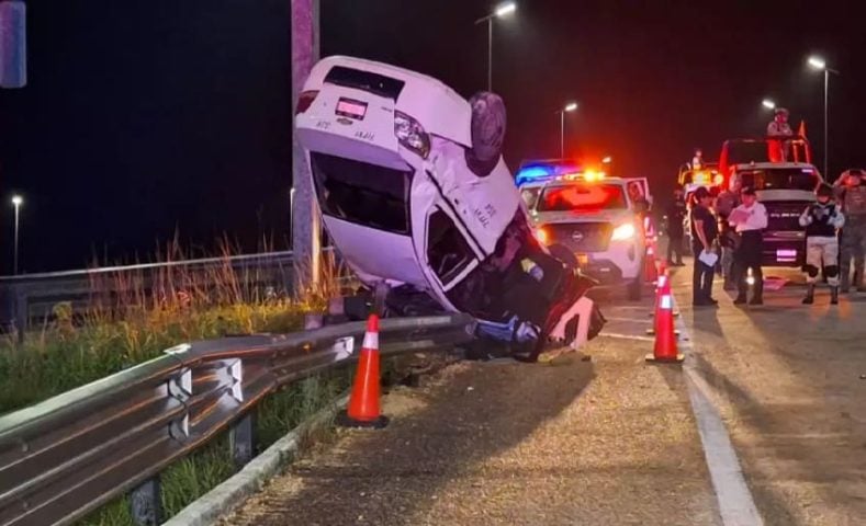 Felipe Carrillo Puerto taxi driver overturns cab in single vehicle accident