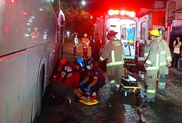 Pedestrian suffers minor injuries after falling under Cancun bus