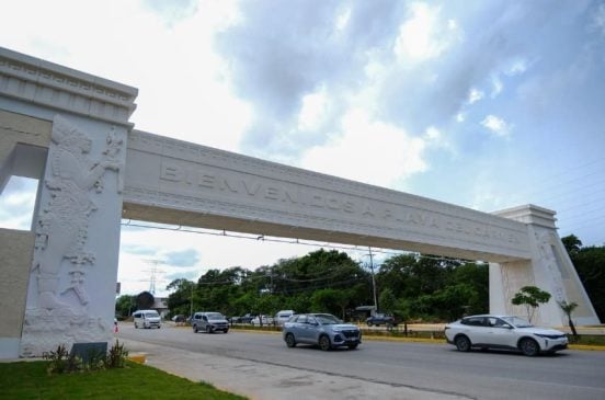 New federal highway smart-arch welcomes drivers to Playa del Carmen