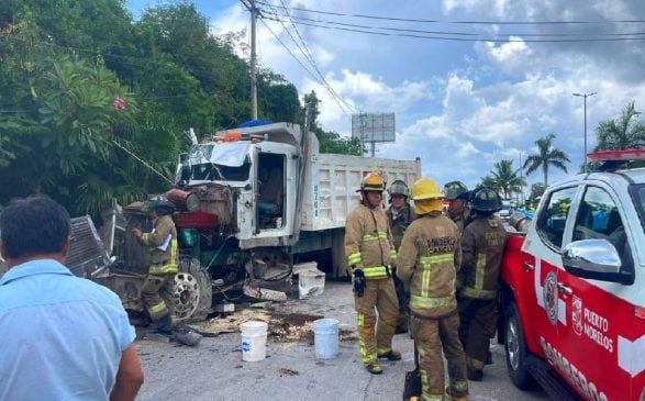 Puerto Morelos emergency services support Cancun firemen in two vehicle highway crash
