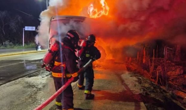Old bus a total loss after highway fire outside Puerto Aventuras