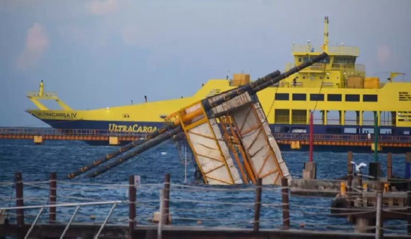 Barge being relocated from Cozumel to Mahahual sinks partway