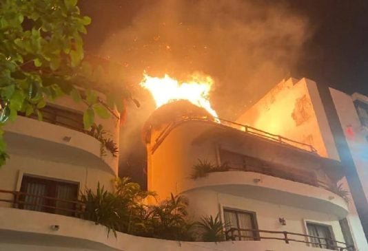 Flaming palapa roof causes evacuation of over two dozen from central Playa del Carmen condos