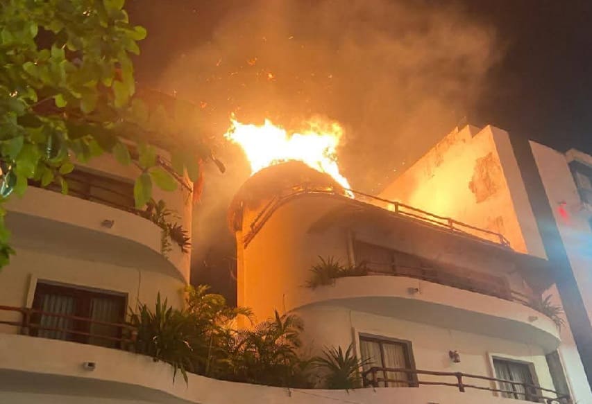 Flaming palapa roof causes evacuation of over two dozen from central Playa del Carmen condos
