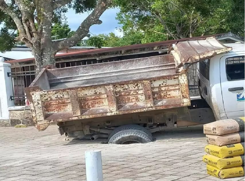 Weight of dump truck turns Bacalar pothole into roadway sinkhole