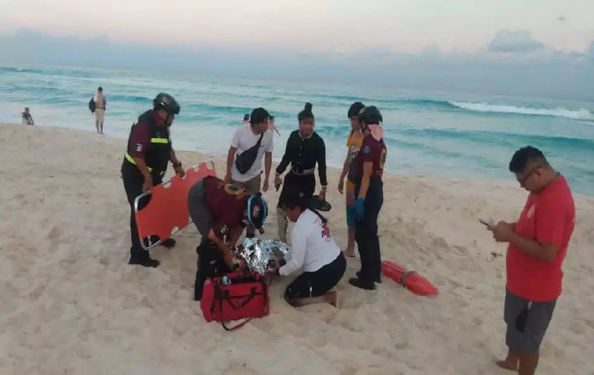 Cancun lifeguards pull drowning woman from strong currents off Playa Delfines in hotel zone