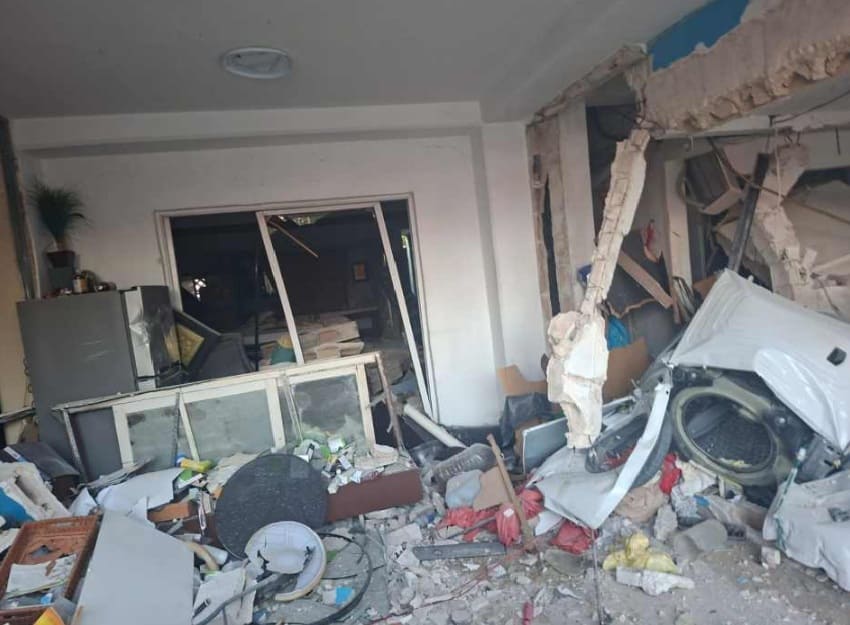 LP gas explosion rocks entire Cancun neighborhood sending debris and dust into the sky