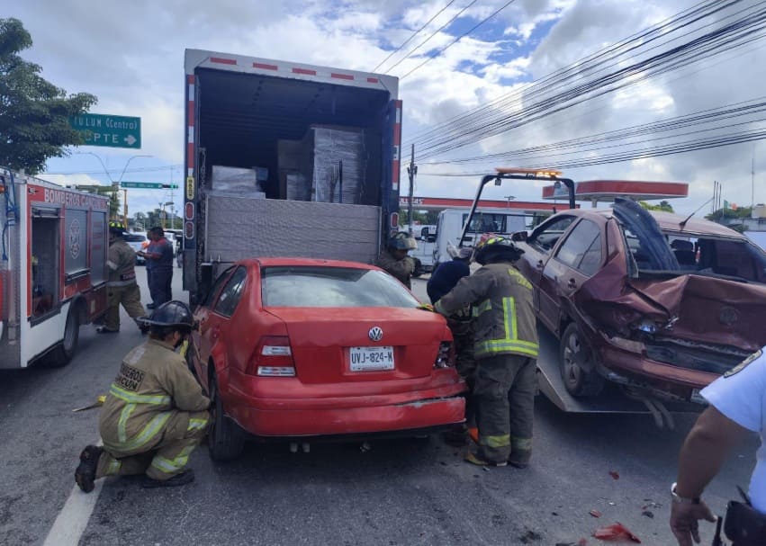 Four vehicle crunch reduces Cancun mid-week traffic to slow crawl
