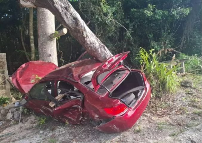 Driver wrecks car taking corner on Puerto Morelos highway
