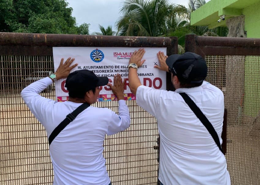 Municipal officials shut down illegal quarry on Isla Mujeres mainland