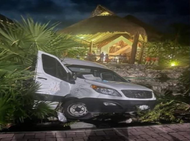 Driver fails to notice hotel fountain during tourist pickup