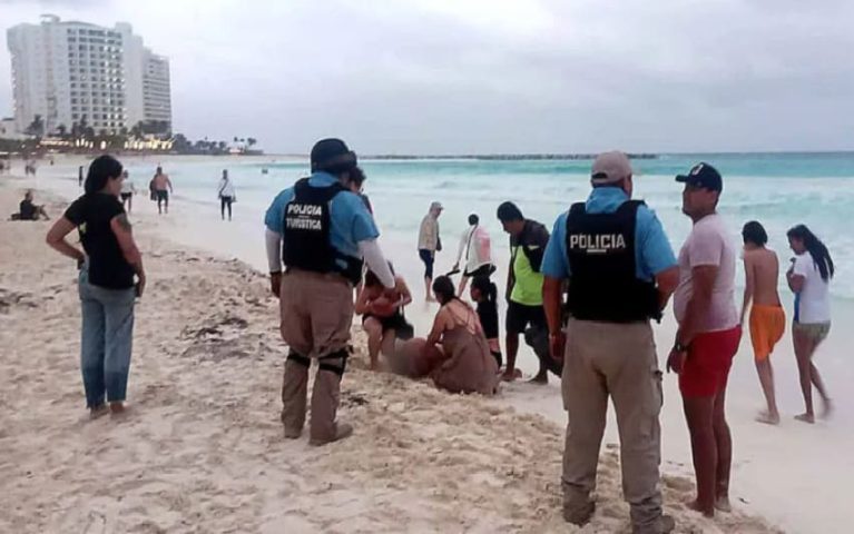 Elderly tourist dragged by strong rip currents dies by drowning off Cancun beach