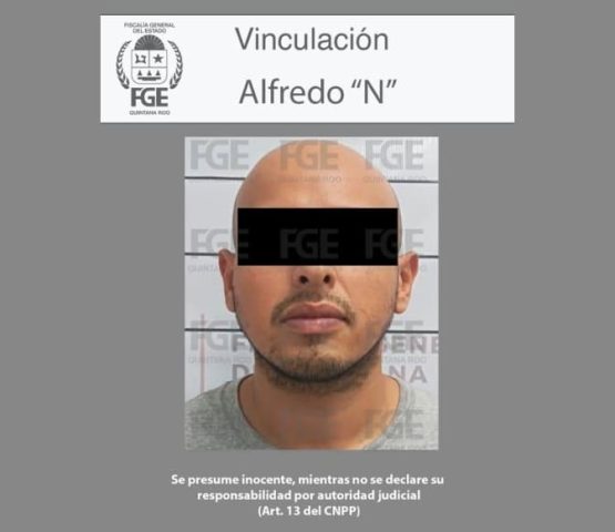 Police pick up Fifth Avenue extortionist walking Playa del Carmen street