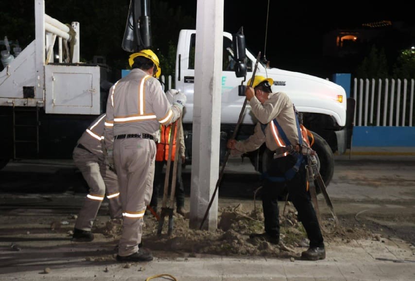 CFE starts pole removal on Rueda Medina Avenue for Isla Mujeres underground electrical project