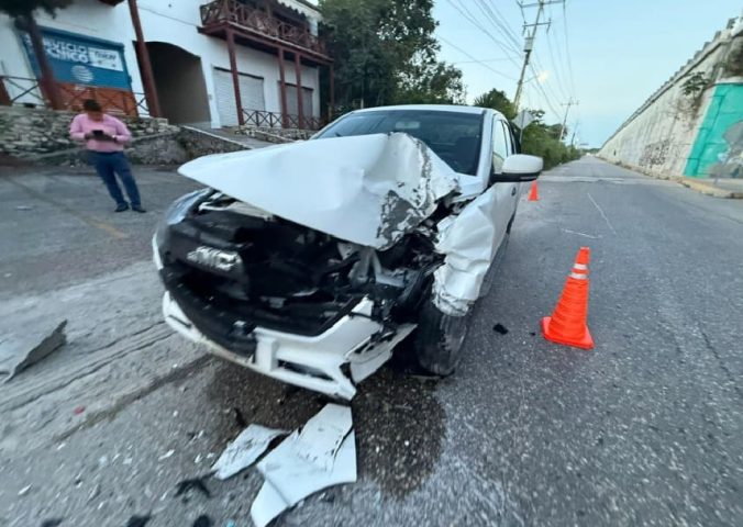 Federal highway crunch leaves two vehicles damages under Puerto Aventuras overpass