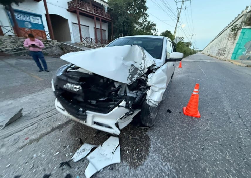 Federal highway crunch leaves two vehicles damages under Puerto Aventuras overpass