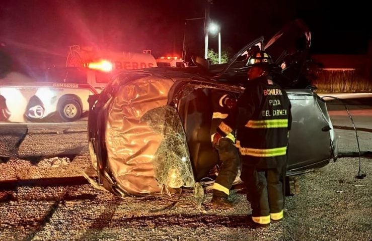 Three escape with only minor injuries in Riviera Maya highway rollover