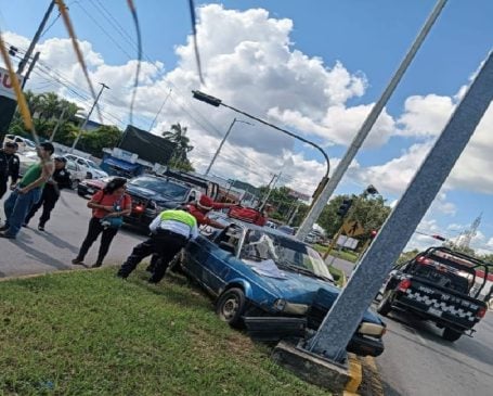 Single vehicle crash injures two in central Chetumal