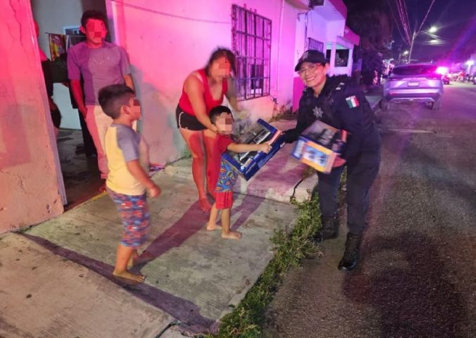 Quintana Roo Santa police deliver treats and toys to underprivileged kids