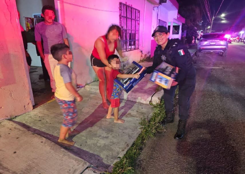 Quintana Roo Santa police deliver treats and toys to underprivileged kids