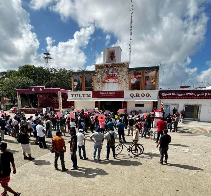 Unionized Tulum City Hall workers protest lack of legal bonus payments