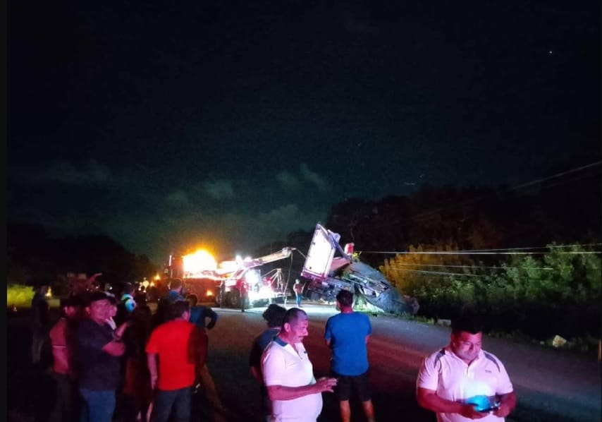 Rolled produce truck creates looting sensation outside Bacalar