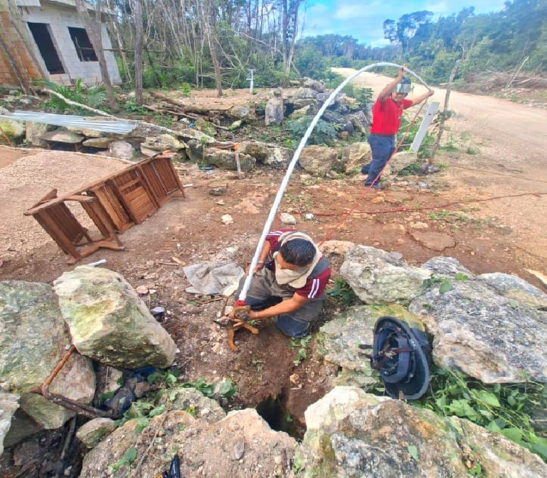 Cancun firemen rescue two month old puppy from bottom of five meter deep well