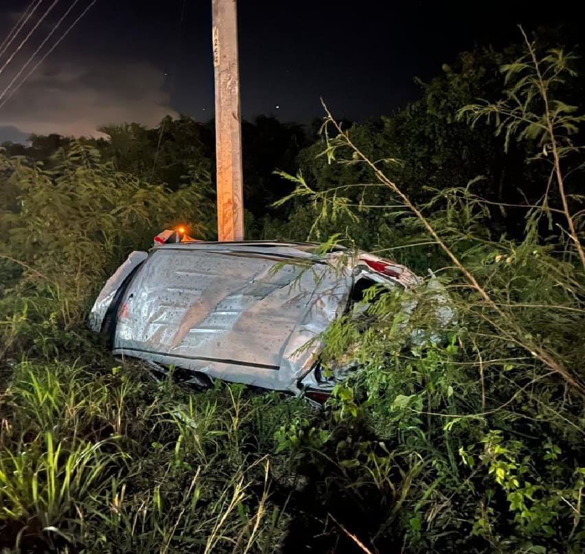 Riviera Maya highway rear end sends two vehicles careening off pavement