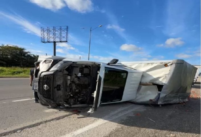 Ruptured rear tire leaves Cancun cargo truck overturned off Puerto Morelos highway