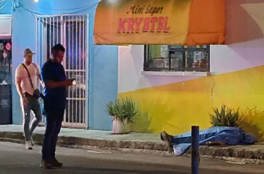Father of criminal leader gunned down outside Cozumel mini super