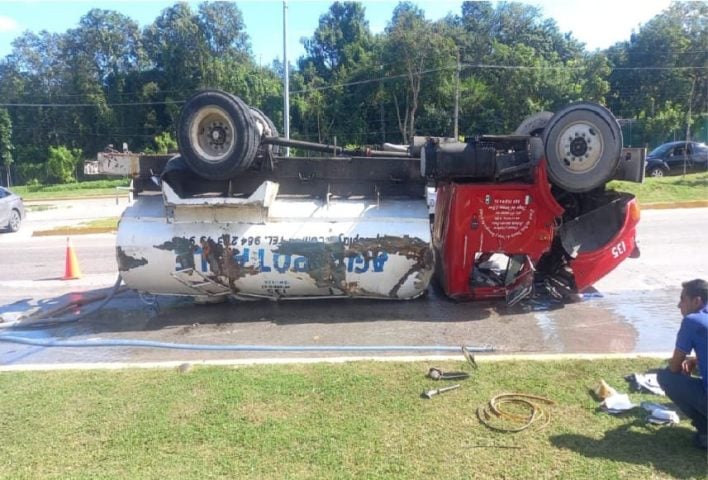 Overturned water truck snarls weekend traffic in north Playa del Carmen