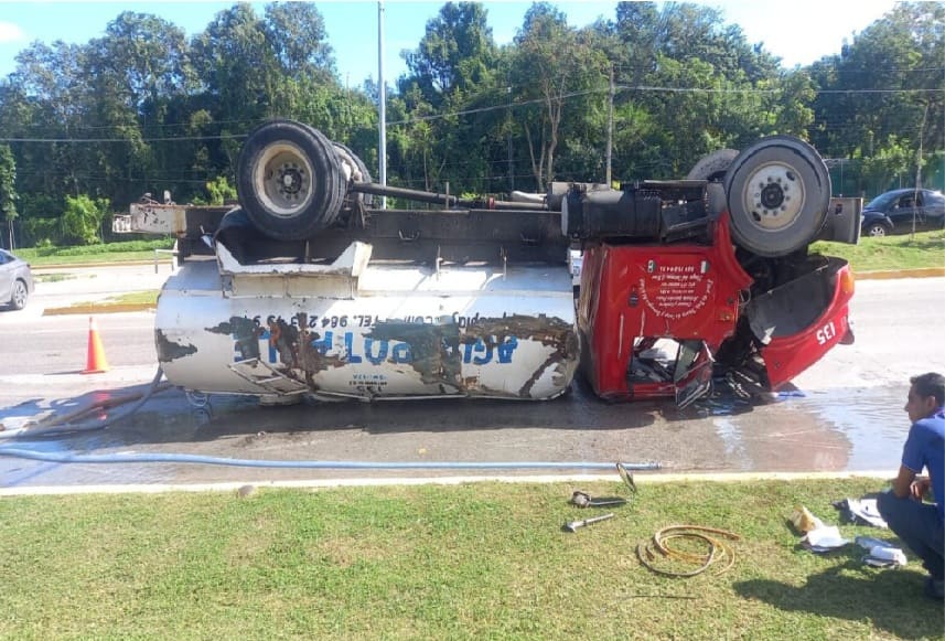 Overturned water truck snarls weekend traffic in north Playa del Carmen