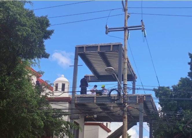 Worker electrocuted standing up on second level into CFE power lines