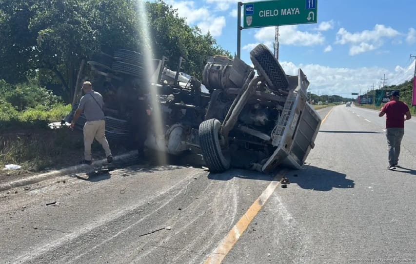 Cement truck overturns swerving to avoid Riviera Maya highway collision