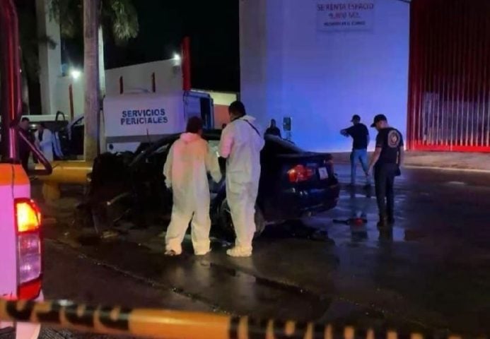 High speed slam into metal structured kills two Cancun youths