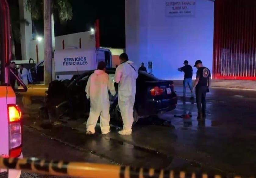 High speed slam into metal structured kills two Cancun youths