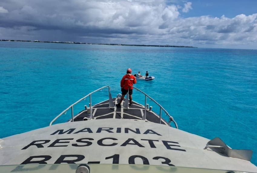 Marina personnel assist drifting dinghy off coast of Isla Mujeres