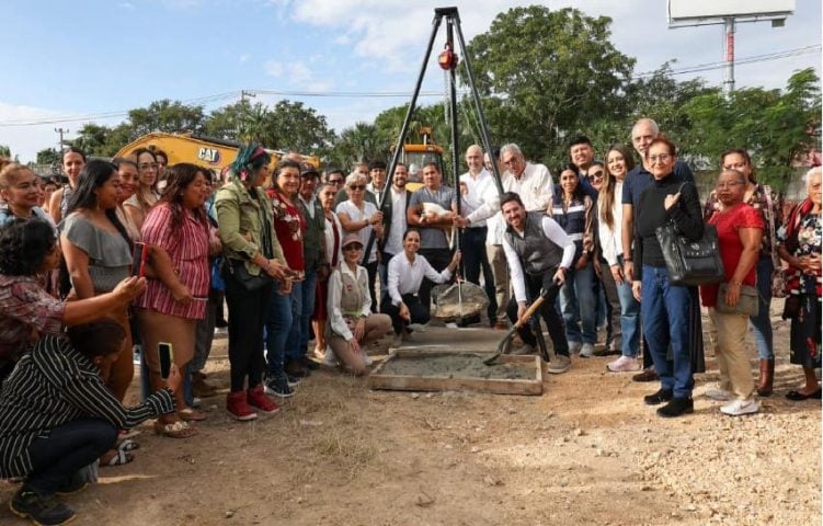 Mayor lays first stone for new 30 million peso Cancun animal hospital