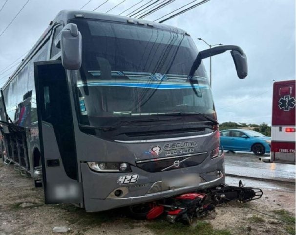 Bus drags motorcycle after leaving driver critical in Colosio Boulevard accident