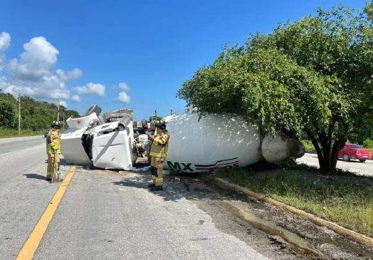 Cement truck overturns swerving to avoid Riviera Maya highway collision
