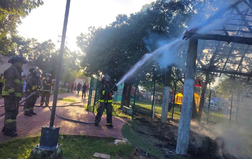 Firemen called to put out public park palapa fire