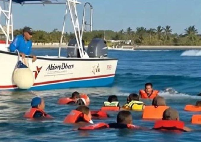 Capsized boat dumps over two dozen tourists into the sea off Cozumel