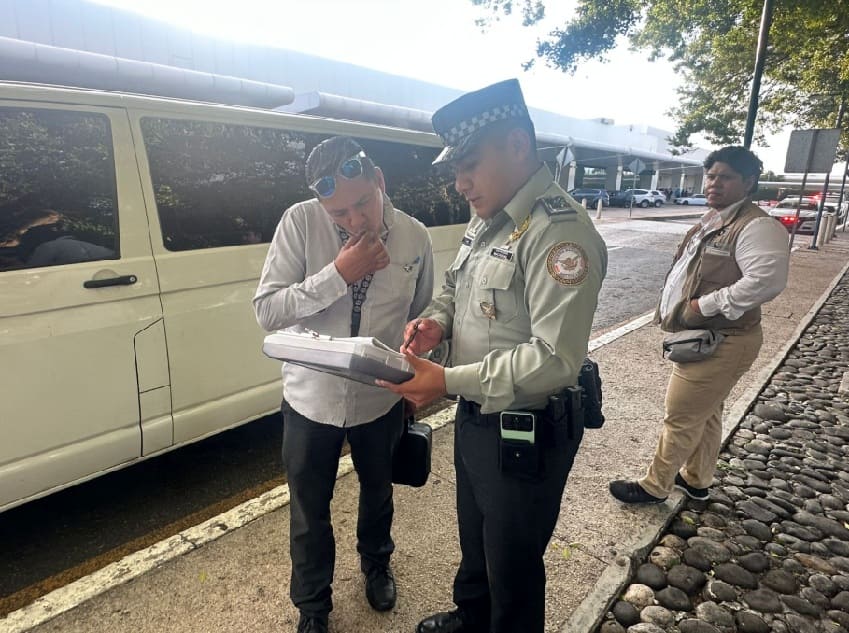 Surprise Inspection: Federal authorities verify tourist transportation vehicles at Cancun International