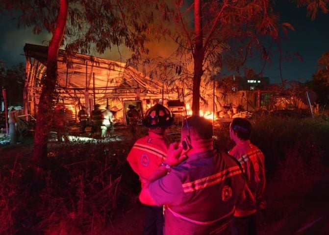 Isla Mujeres emergency personnel help Cancun firemen battle large fire