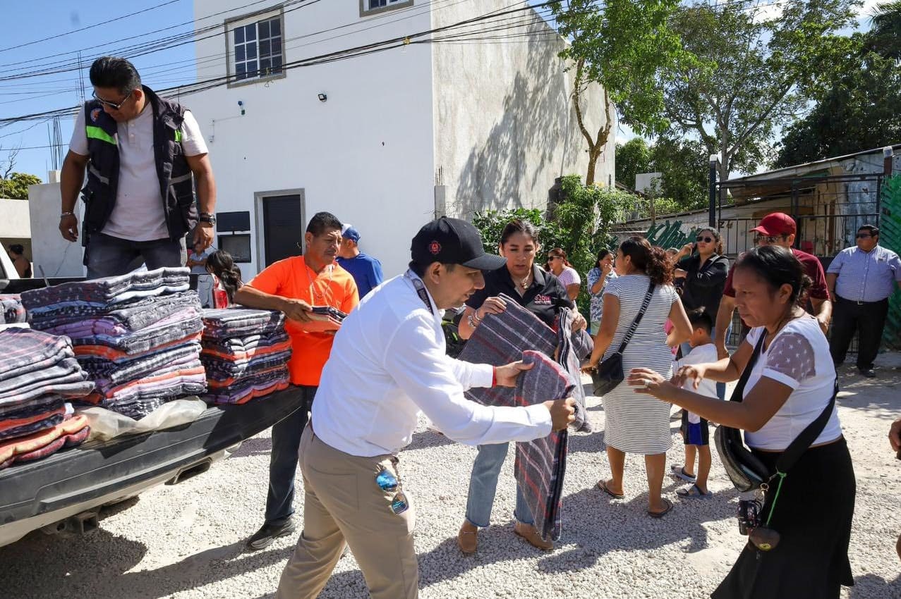 Hundreds line up as truckloads of warm blankets are handed out in Cancun during persistent cold snap