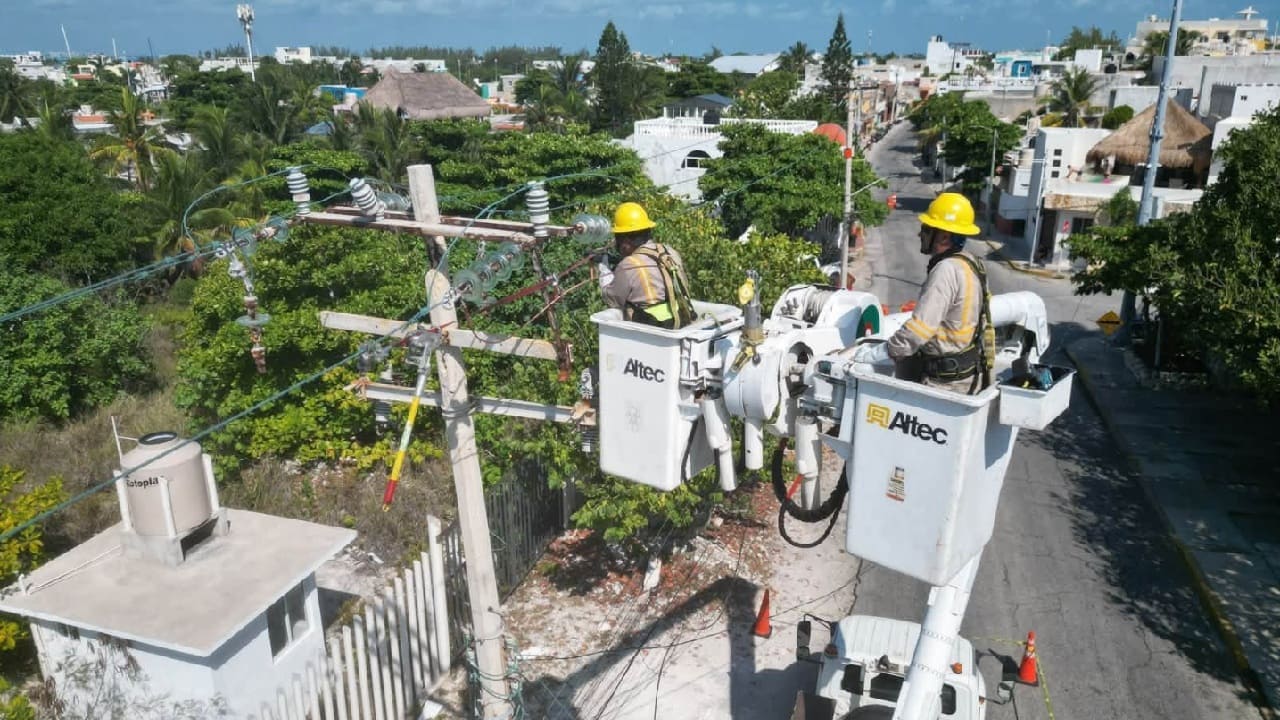 CFE begins replacement of aged Isla Mujeres power poles after island fire